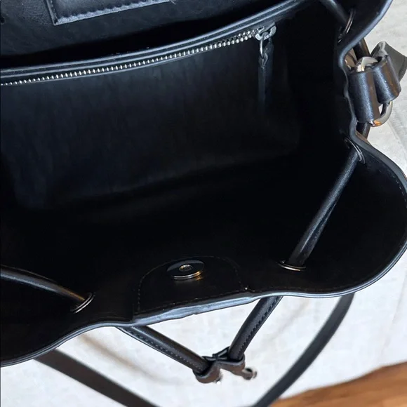 Calvin Klein Gabrianna color block crossbody! - Picture 4 of 5